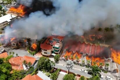 Autoridades de República Dominicana mantienen investigaciones para determinar el origen del incendio en un hotel de Bayahibe que dejó una persona fallecida.