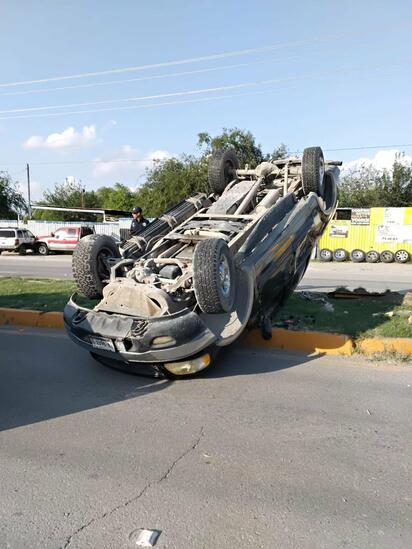 Vuelca camioneta tras fuerte impacto; responsable escapa del lugar