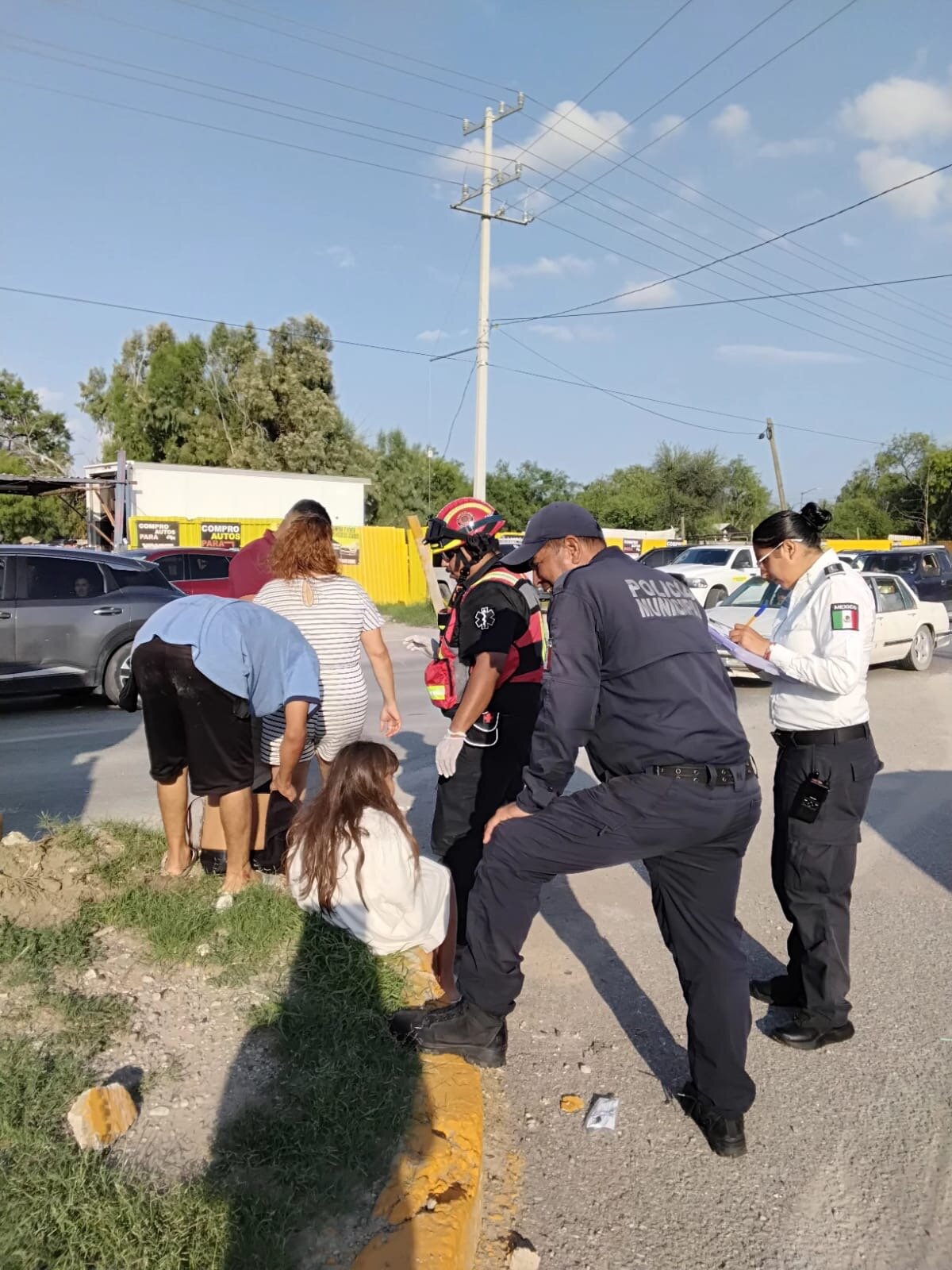 Accidente: La conductora de la camioneta, originaria de Nava, recibió atención de paramédicos por diversos golpes.