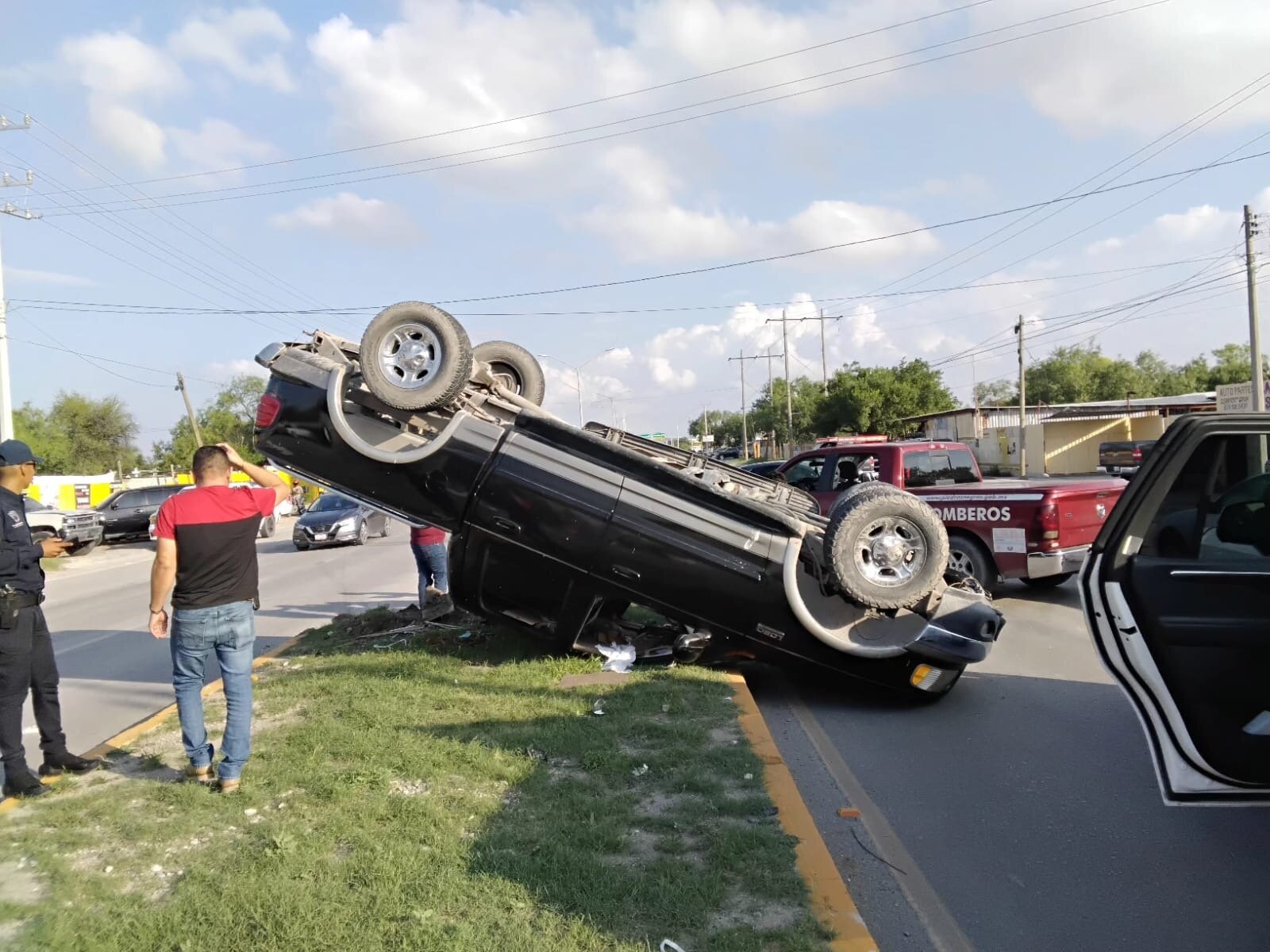 Accidente: La conductora de la camioneta, originaria de Nava, recibió atención de paramédicos por diversos golpes.