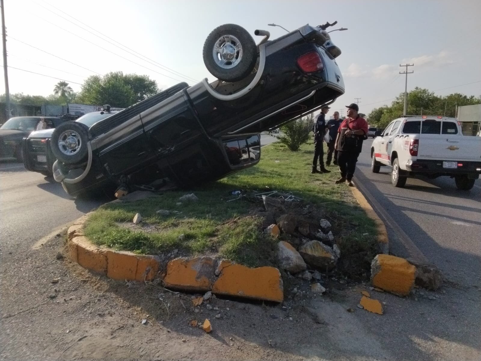 Accidente: La conductora de la camioneta, originaria de Nava, recibió atención de paramédicos por diversos golpes.