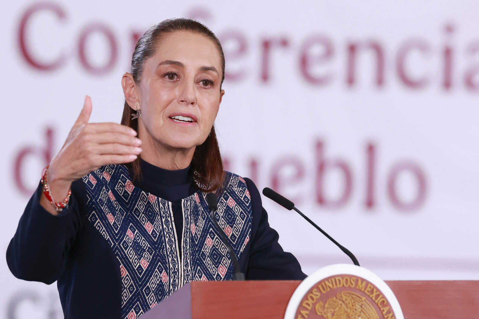 Claudia Sheinbaum felicita a los padres en su día
