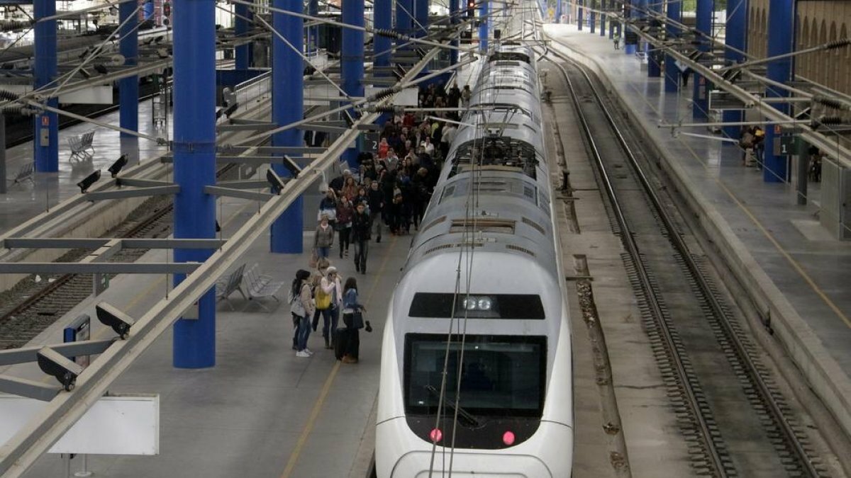 Caos en las vías: el incendio que paralizó horas el tren de alta velocidad 
