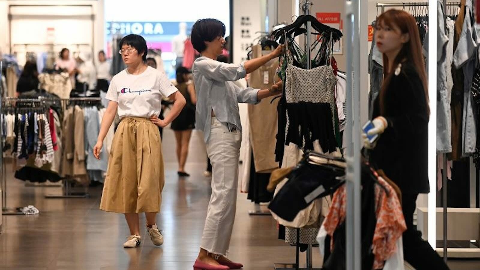 La sorpresiva razón por la que las jóvenes chinas abandonan la moda femenina