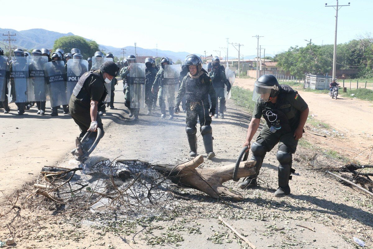 Policías y militares inician el desbloqueo de carreteras en Bolivia