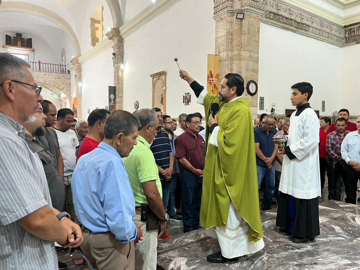 Padres reciben bendición especial en su día