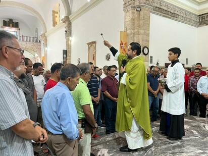 Padres reciben bendición especial en su día