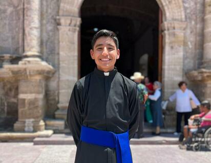 Ian combina su formación religiosa con los estudios de preparatoria en el Seminario San José de Ramos Arizpe.  Mientras muchos adolescentes enfrentan