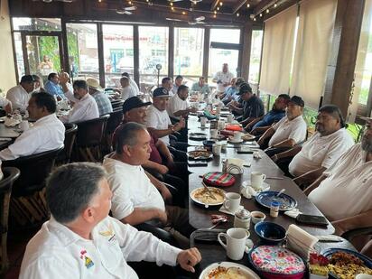Memo Ruiz agradece a taxistas en Piedras Negras y promete gestión desde el Congreso