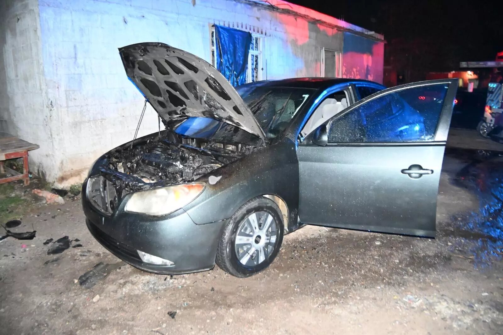 Se incendia automóvil en colonia Del Río