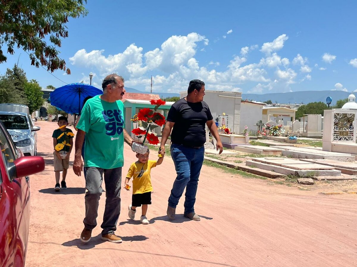 Entre recuerdos, oraciones y enseñanzas; familias honran a los padres en el Panteón Guadalupe