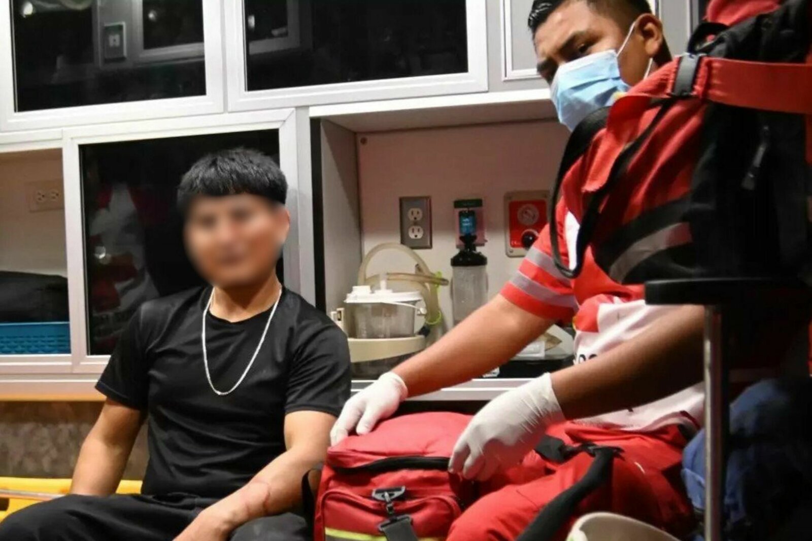 Accidente vial: El joven quedó tendido sobre el pavimento mientras testigos pedían ayuda. Accidente vial: El joven quedó tendido sobre el pavimento mientras testigos pedían ayuda.