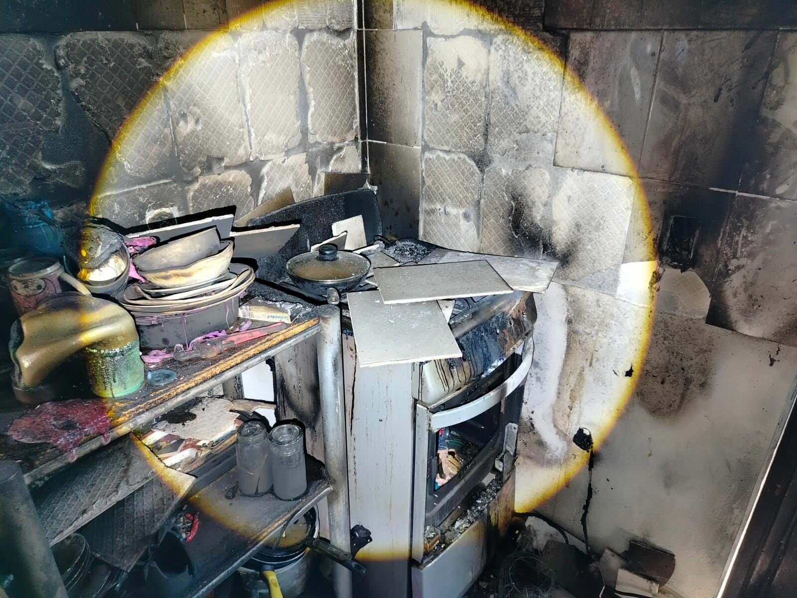 Incendio: Fuga de gas en tanque habría originado el incendio al interior de una vivienda. Incendio: Fuga de gas en tanque habría originado el incendio al interior de una vivienda.