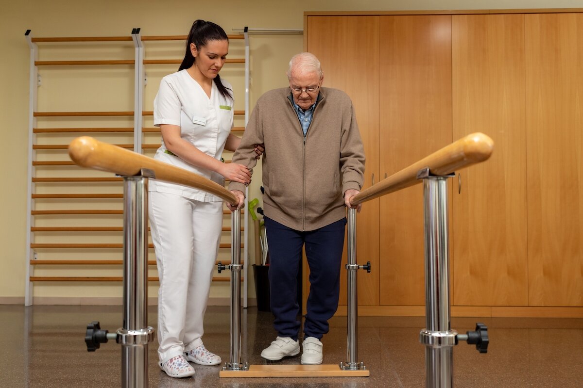 Proporciona un impulso paso a paso para la marcha en pacientes con Parkinson