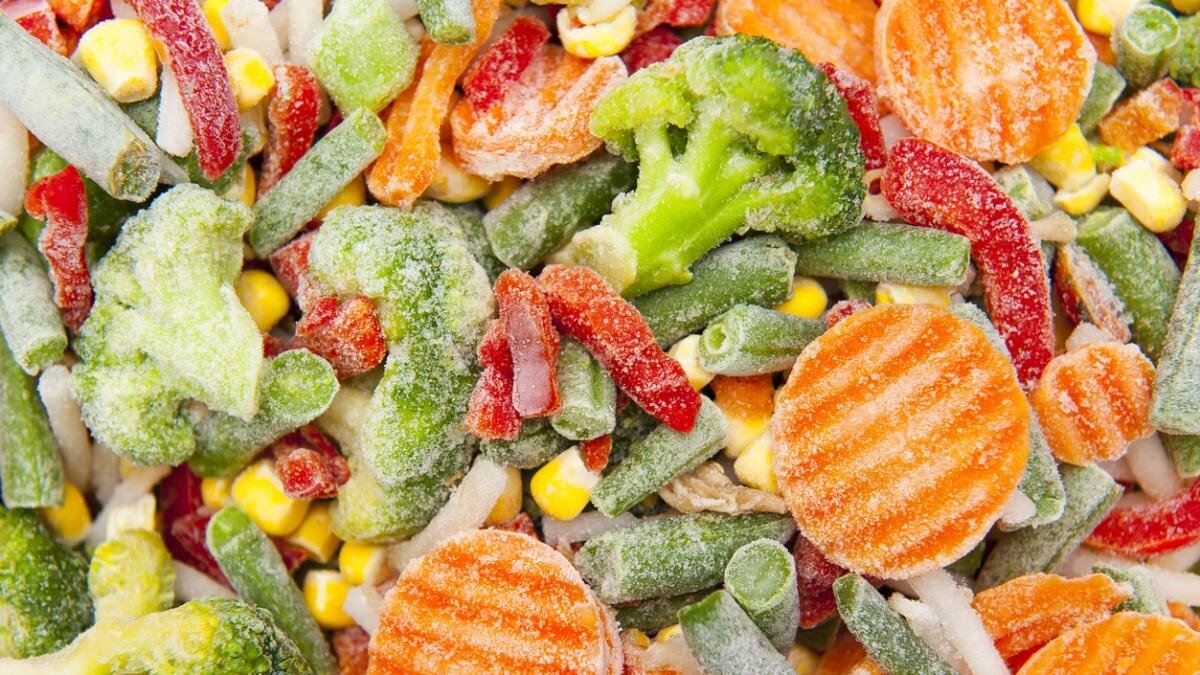Frutas congeladas y verduras enlatadas: ¿Son realmente tan saludables?