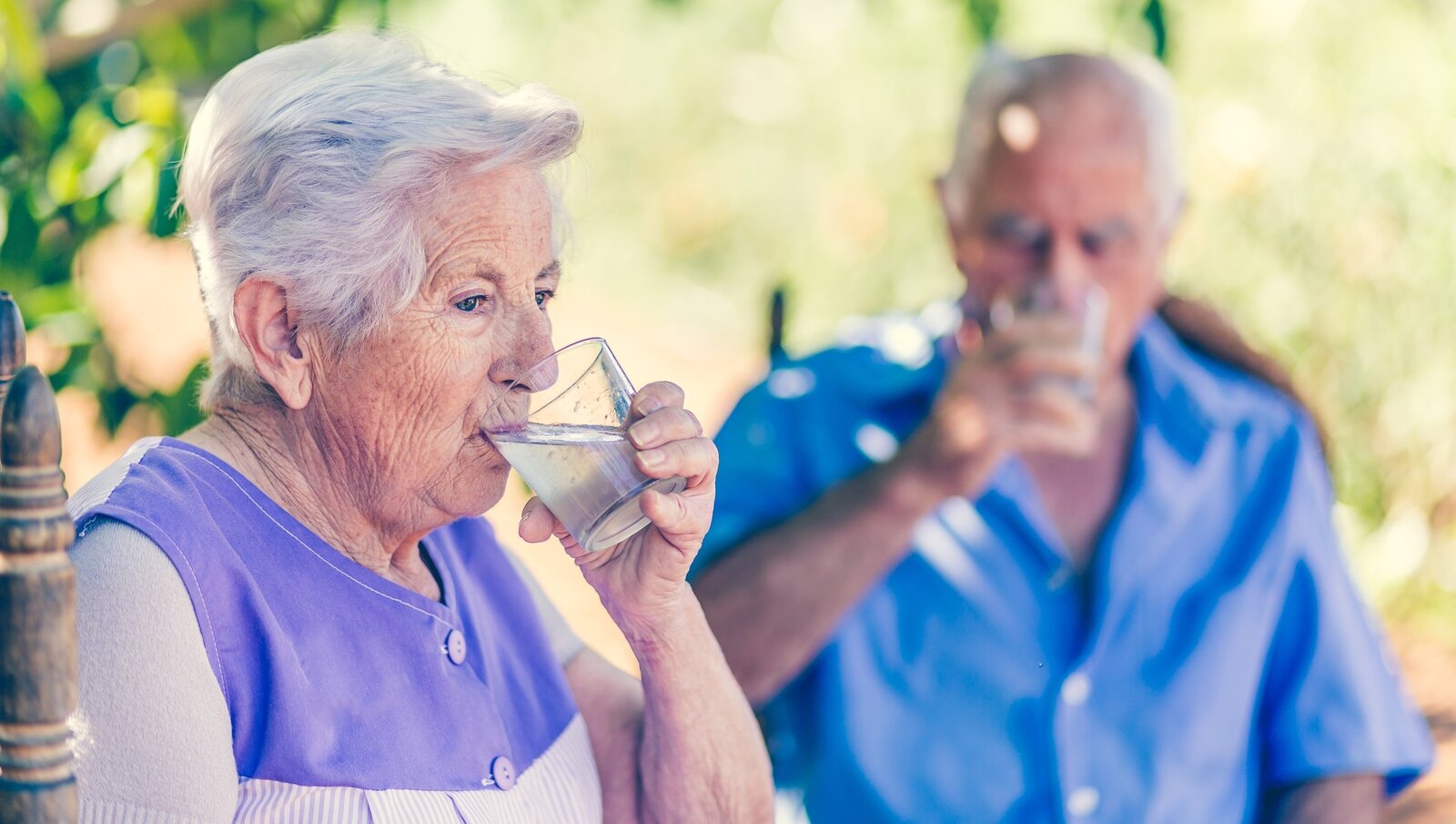 Expertos aclaran si beber agua mineral enlatada puede provocar cáncer