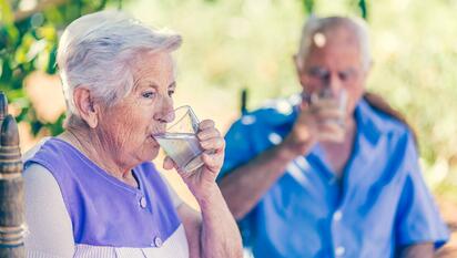 Expertos aclaran si beber agua mineral enlatada puede provocar cáncer