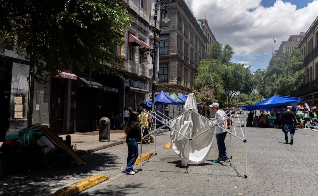 Capitalinos y turistas celebran retiro del plantón de la CNTE