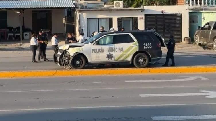 Aparatoso choque entre patrulla y vehículo particular provoca cierre vial y deja lesionados