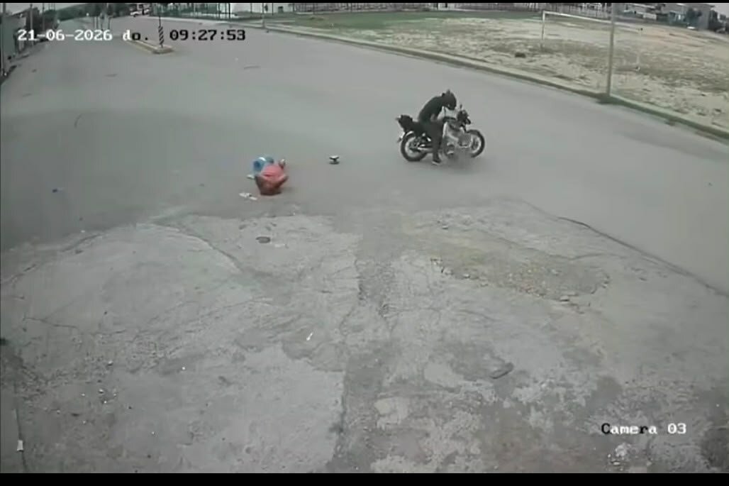 Buscan a motociclista que atropelló a una mujer y huyó del lugar en Acoros