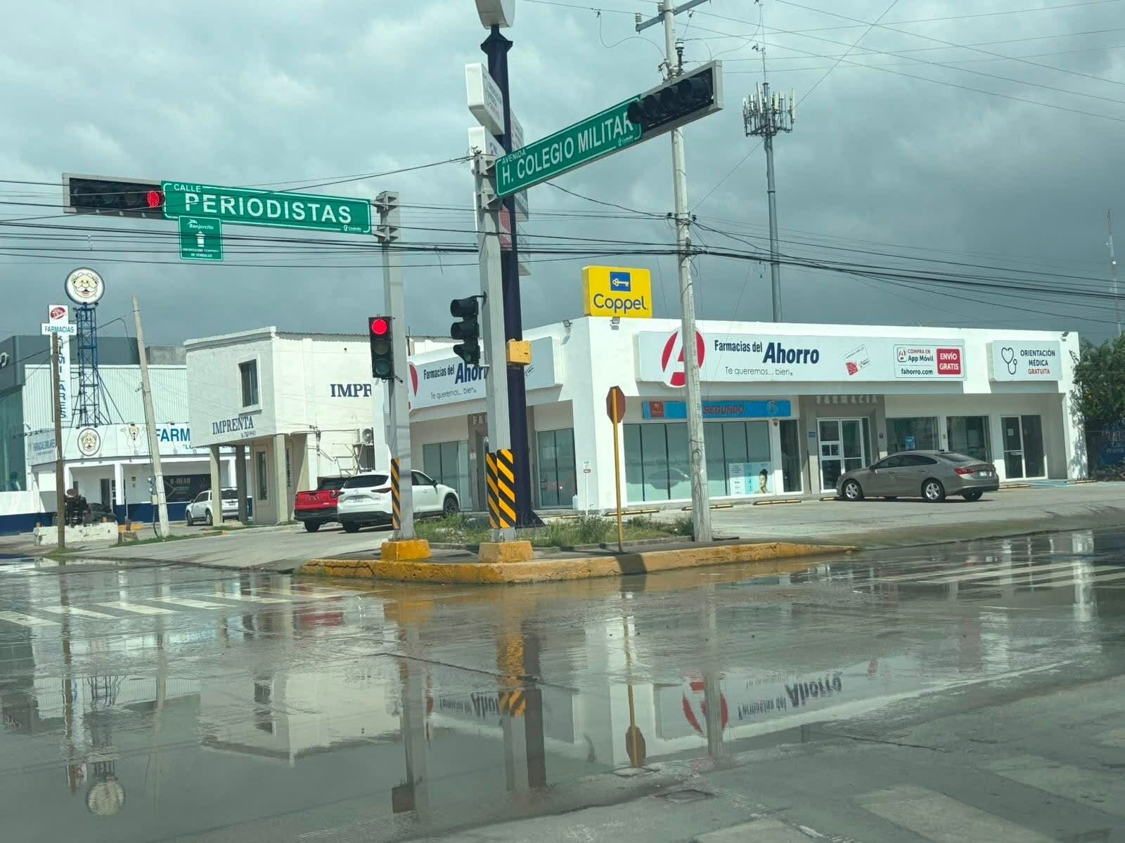 Regresa fuga de aguas negras a calle Periodistas; vecinos cuestionan reparación reciente.