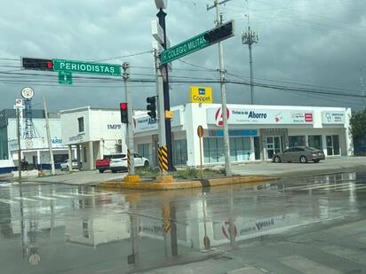 Regresa fuga de aguas negras a calle Periodistas; vecinos cuestionan reparación reciente.