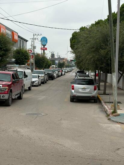 Largas filas vehiculares provocan retrasos en cruce fronterizo internacional.  Se registraron largas filas de vehículos en el Puente Internacional Número