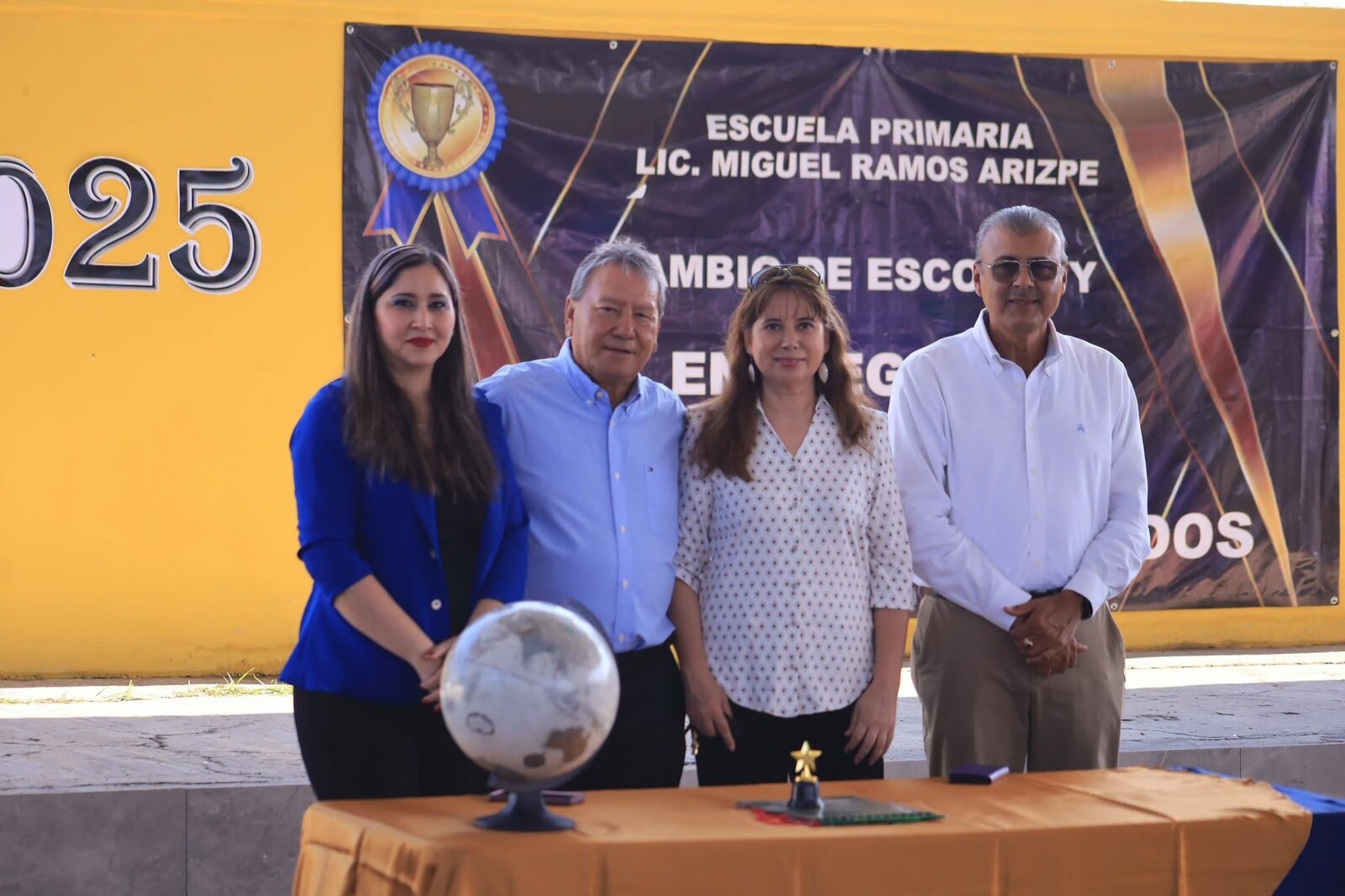 Óscar Ríos reconoce esfuerzo académico de alumnos de primaria Miguel Ramos Arizpe
