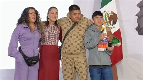 Pato Merlín visita Palacio Nacional y será registrado ante el IMPI