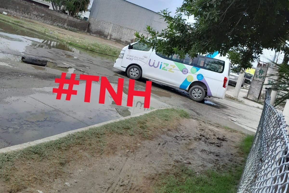 Camioneta cae en alcantarilla dañada en la colonia Lázaro Cárdenas.