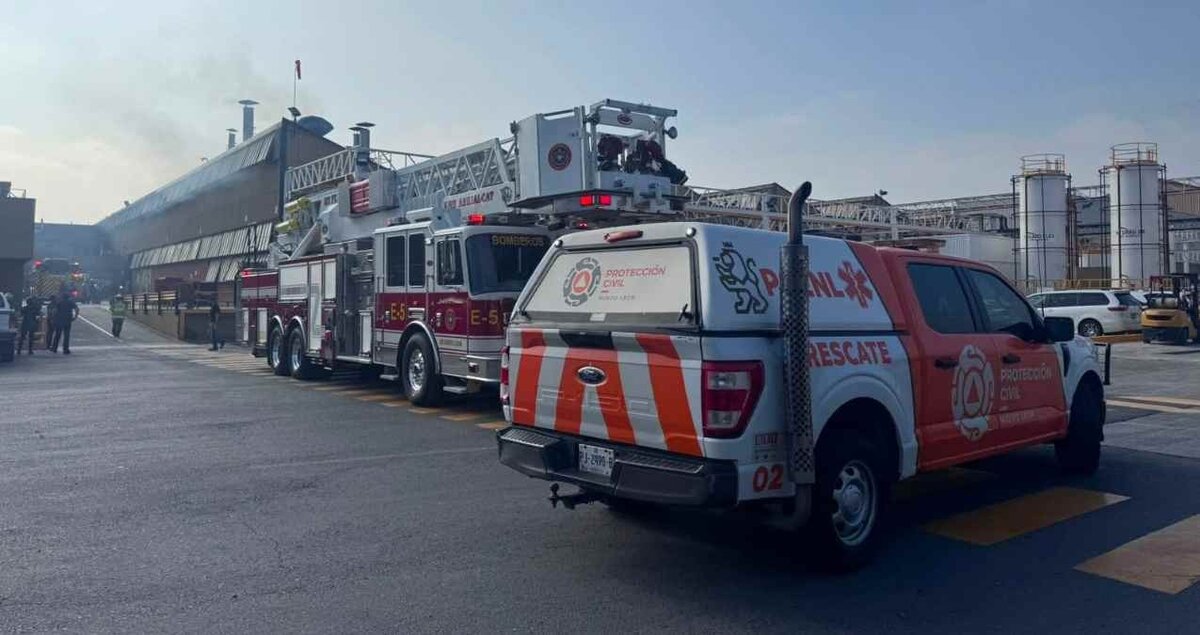 Incendio en empresa John Deere moviliza a cuerpos de emergencia en Nuevo León