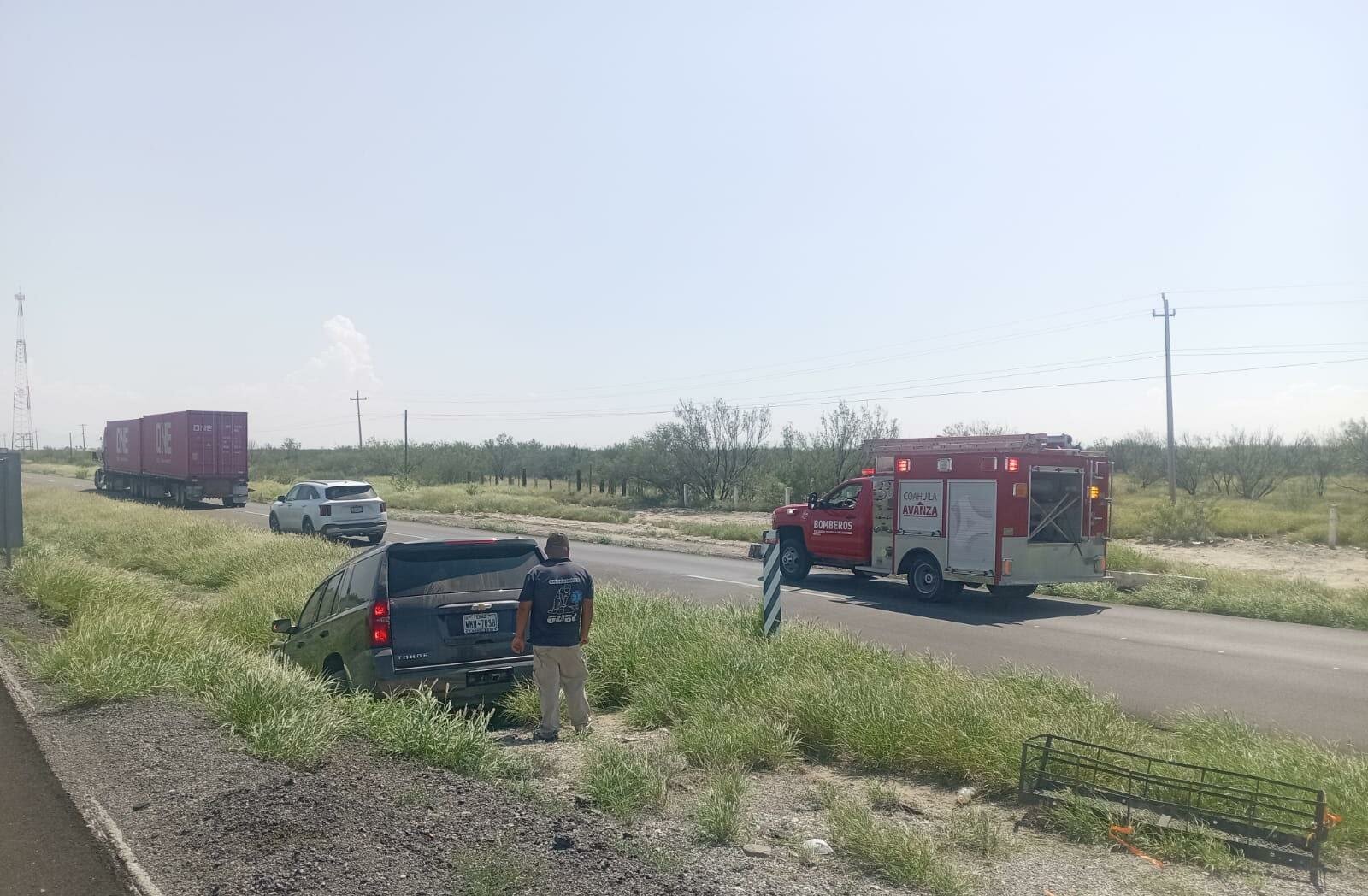 Cuatro lesionados tras salida de camino en la carretera 57; familia viajaba rumbo a Monclova