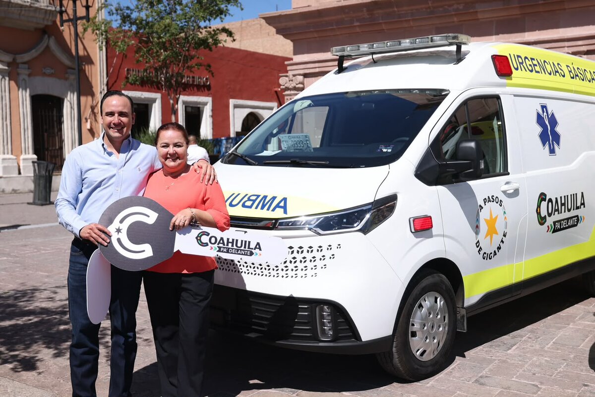 Entrega Manolo Jiménez ambulancias a 6 municipios de Coahuila