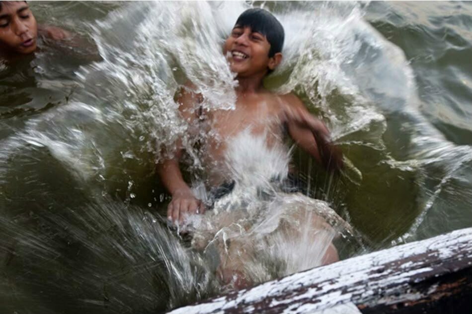 Niños se bañan en la laguna al norte de Piedras Negras; autoridades buscan evitar riesgos sanitarios