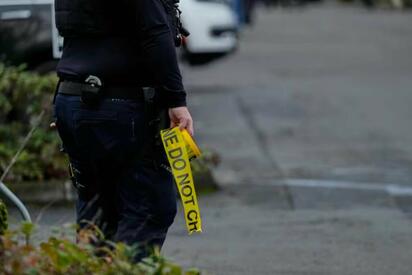 Un tiroteo en una biblioteca pública de California dejó dos personas muertas, un menor herido y un joven detenido como sospechoso.  Un tiroteo