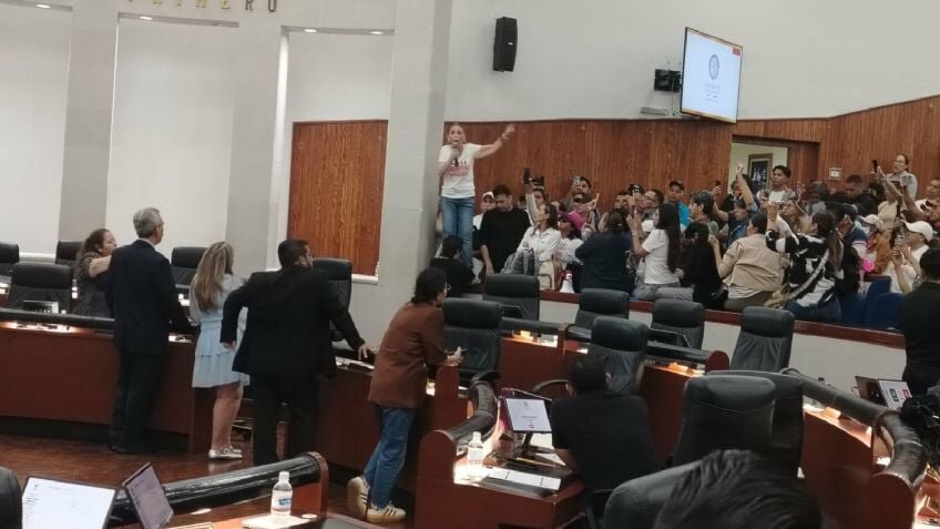 Irrumpen en el Congreso de SLP y suspenden sesión del Pleno por protestas
