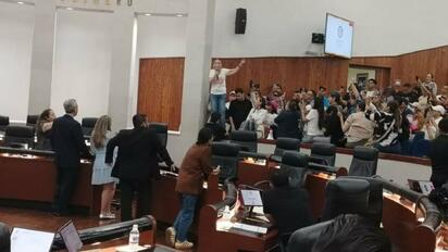 Irrumpen en el Congreso de SLP y suspenden sesión del Pleno por protestas