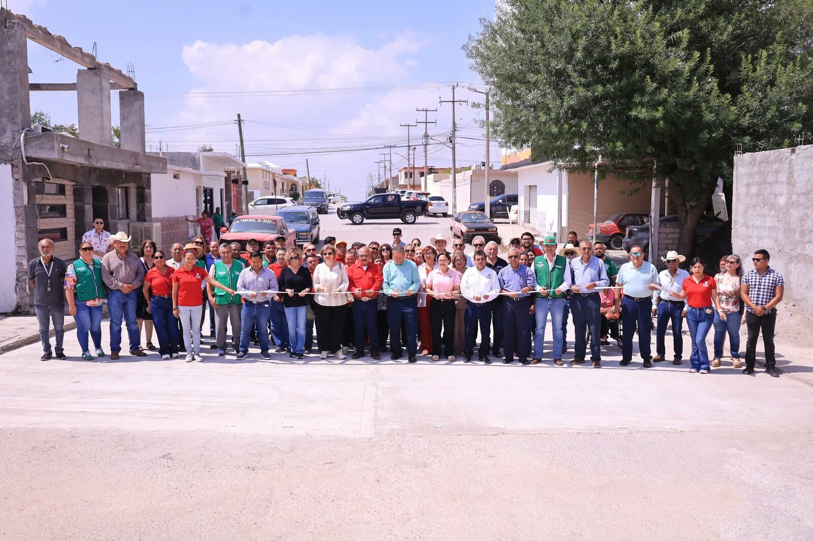 Óscar Ríos entrega pavimentación hidráulica en calle Dr. Mier 