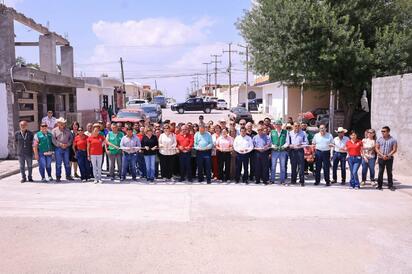 Óscar Ríos entrega pavimentación hidráulica en calle Dr. Mier 
