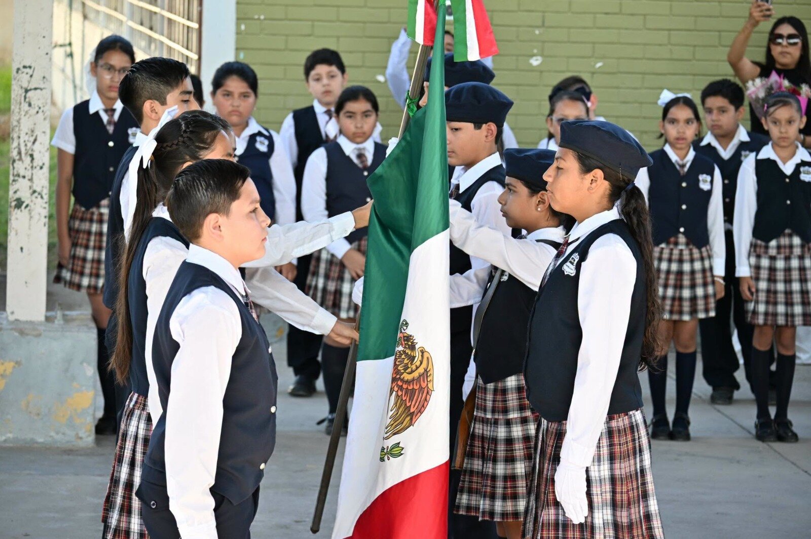 Escuelas suspenderán actos al aire libre por calor, tras alumnas desmayadas 