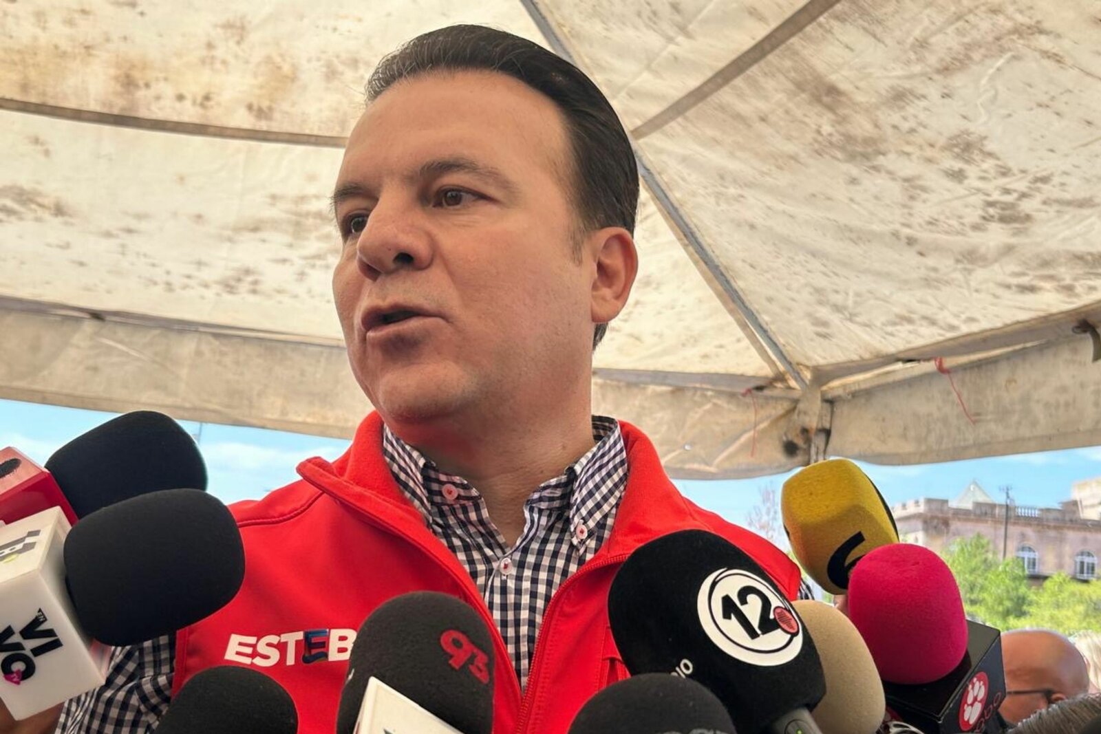 Gobernador de Durango afirma que su visa no fue retirada y que continúa bajo revisión