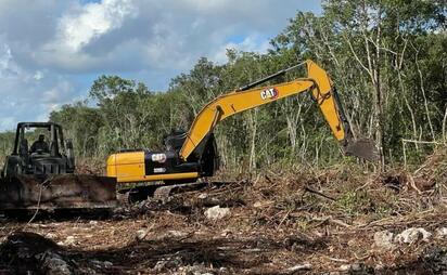 Organizaciones ambientalistas denunciaron la construcción de una carretera en Tulum sobre el sistema Sac Actun, advirtiendo posibles daños al acuífero maya