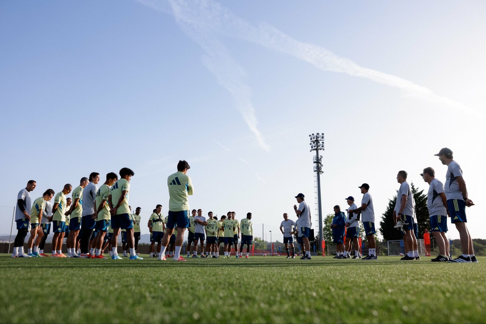 América entrena en Madrid durante su pretemporada en España
