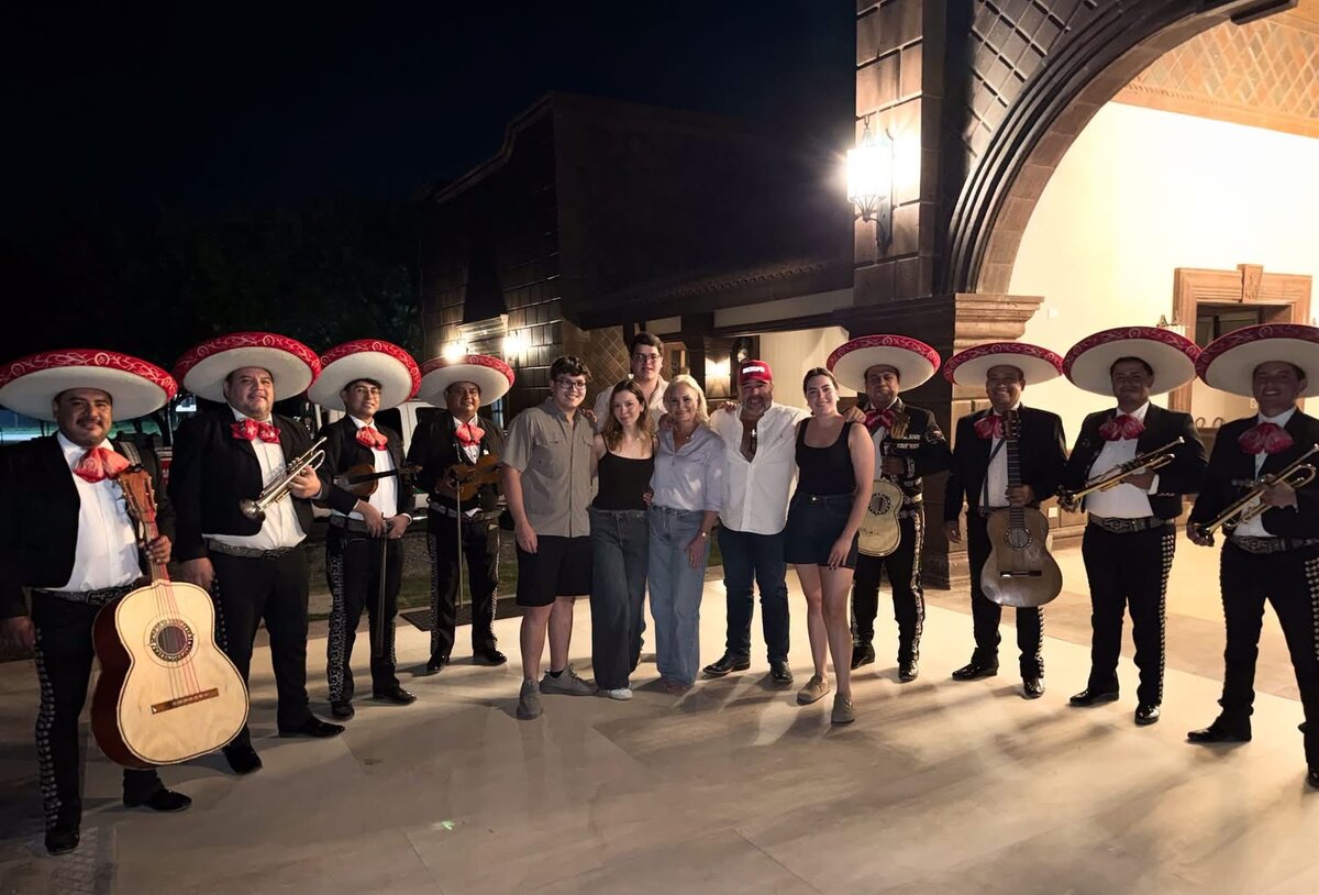 Con mariachi y familia celebran cumpleaños de Laura Jiménez en Múzquiz