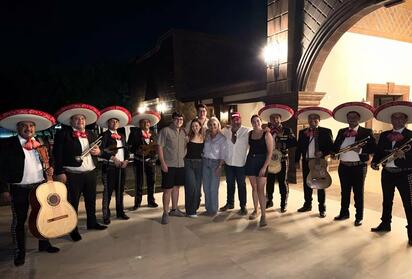Con mariachi y familia celebran cumpleaños de Laura Jiménez en Múzquiz