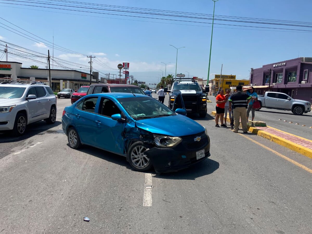 Ignora señal de alto y provoca fuerte choque en la Carretera 30