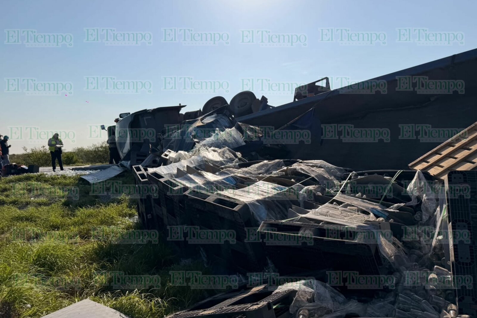 Tráiler cargado con envases de vidrio vuelca en la carretera Monclova-Sabinas