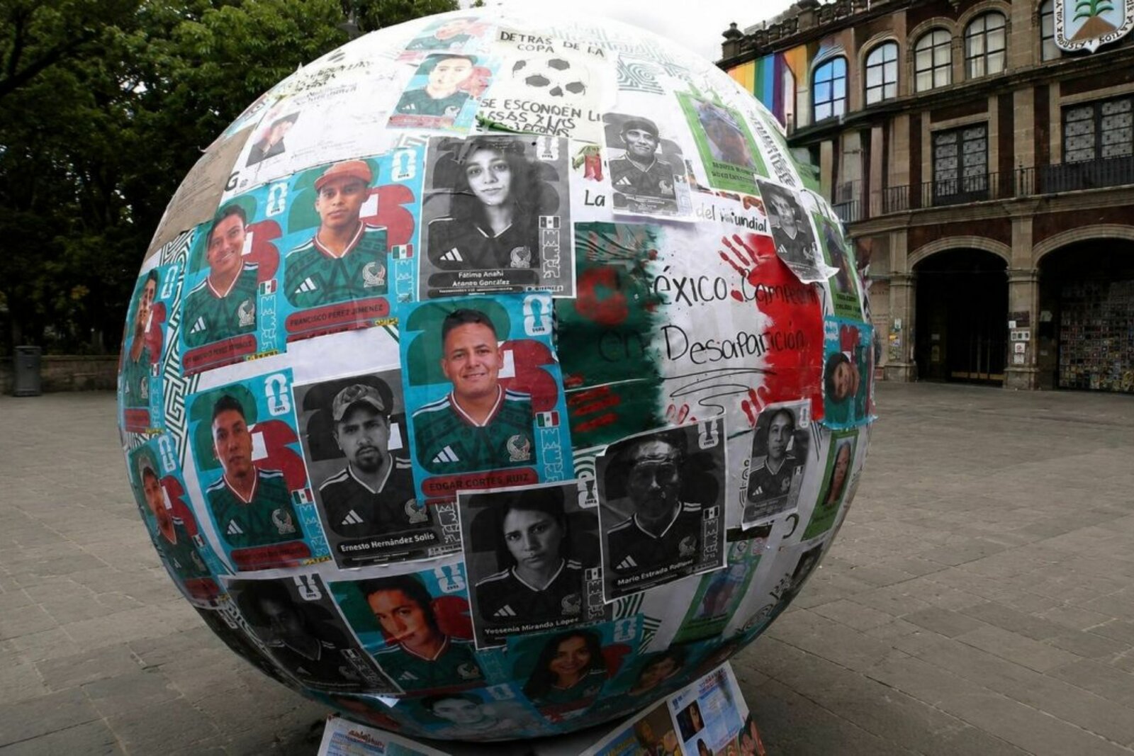 Balón del Mundial en Cuernavaca se llena de fichas de desaparecidos