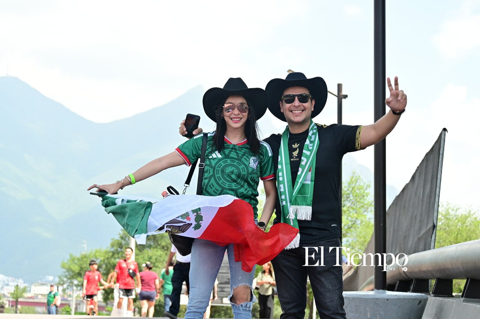 Entre sombreros, porras y mucho rojo, Parque Fundidora vivió una fiesta mundialista