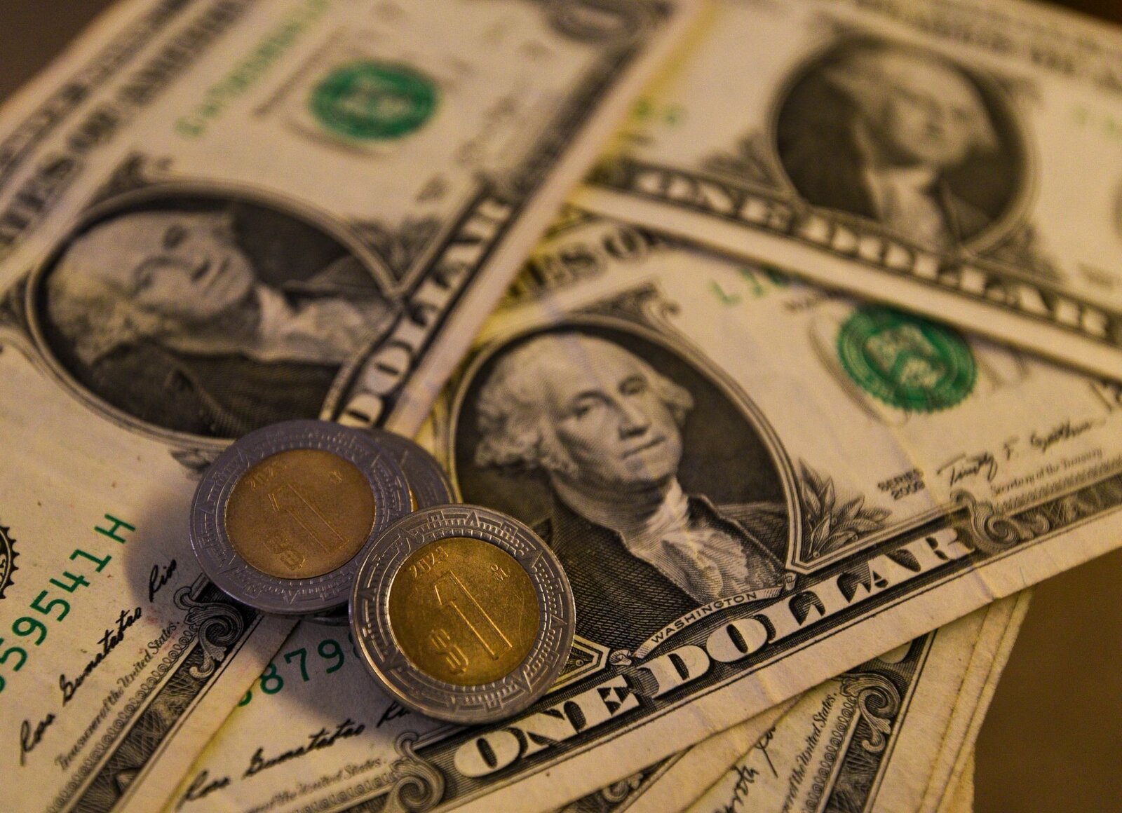 Peso mexicano retrocede frente al dólar tras datos de inflación en México